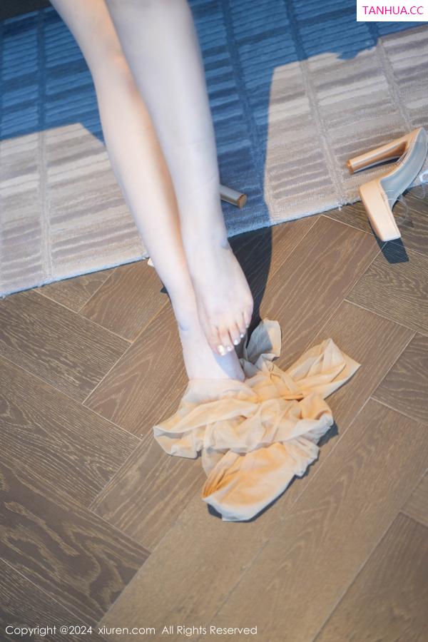   [XiuRen]高清写真图 2024.08.23 No.9058 允爾 美腿旗袍第20张图片